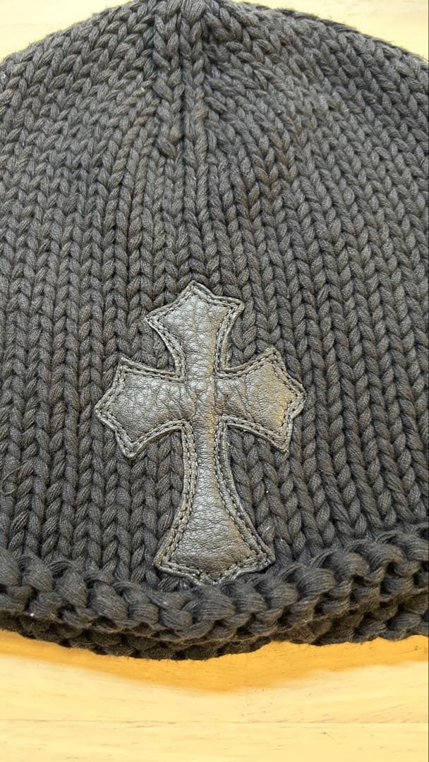 黒のニット帽 十字架レザーアップリケ付き
