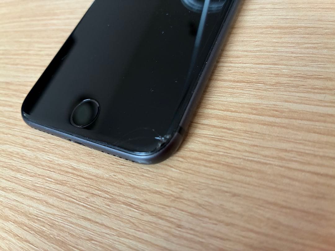 iPhone SE (第2世代？) 赤iPhone8黒