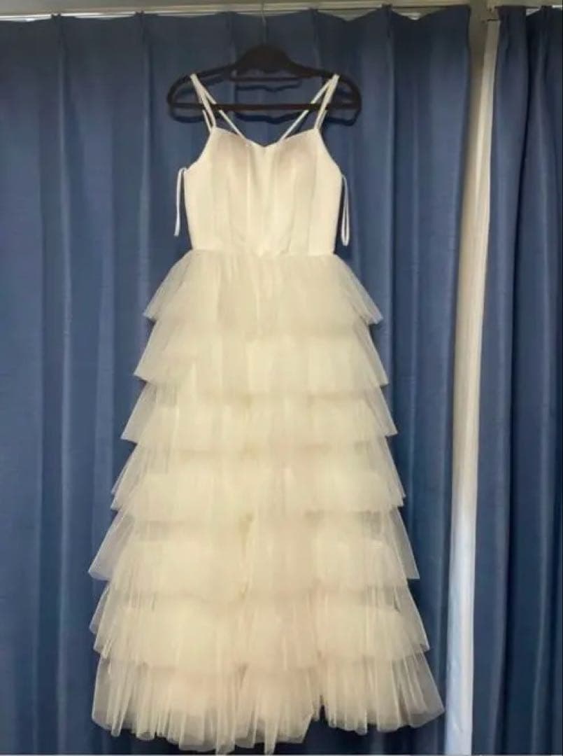 ティアードチュール　スパゲティストラップ　ウェディングドレス