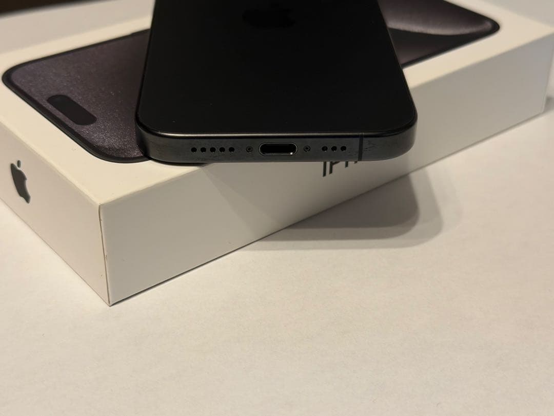 Apple iPhone 15 Pro 256GB ブラックチタニウム