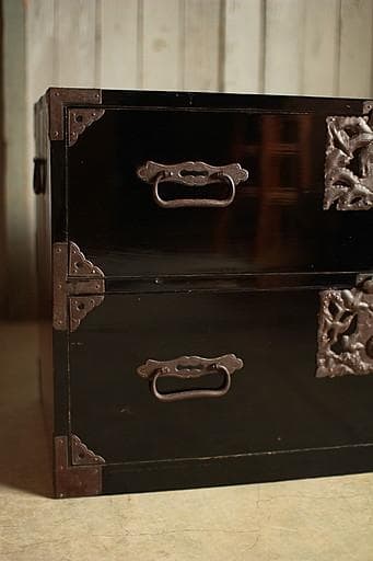 Akamaru 　綺麗な打ち出し金具庄内箪笥　2段　タンス　収納　古家具