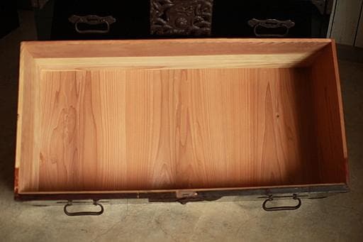 Akamaru 　綺麗な打ち出し金具庄内箪笥　2段　タンス　収納　古家具