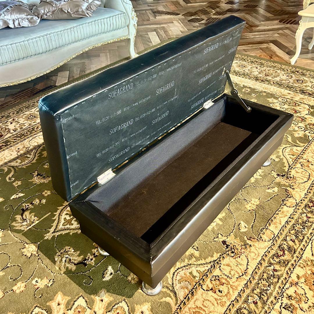 黒い収納ベンチ ボタン留めデザイン