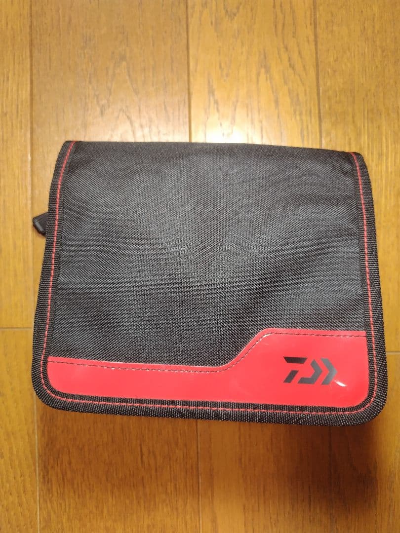 DAIWAケース【ワーム、メバルルアー 他入り】＋エギケース【エギ8本入り】