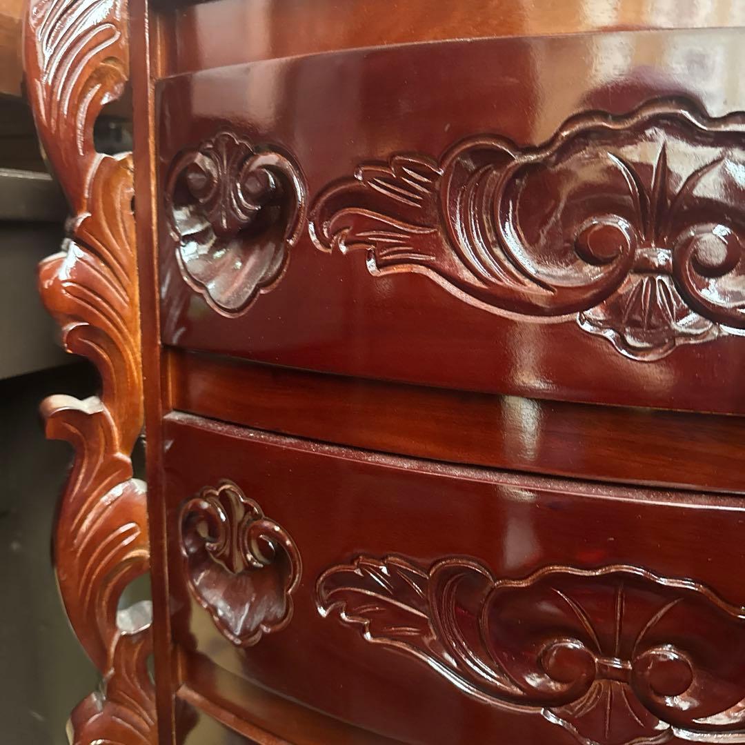 マホガニー　彫刻装飾付き木製チェスト 5引き出し
