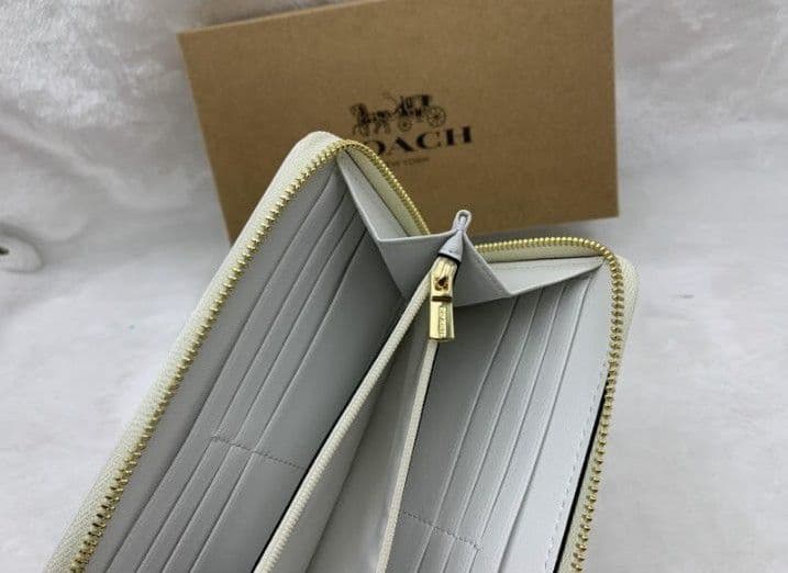 新品未使用コーチ長財布ベージュシグネチャーレディースメンズ送料無料即日発送