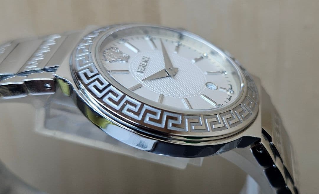 は*に様 VERSACE レディース 腕時計ZSQ 11Pダイヤ　クォーツ