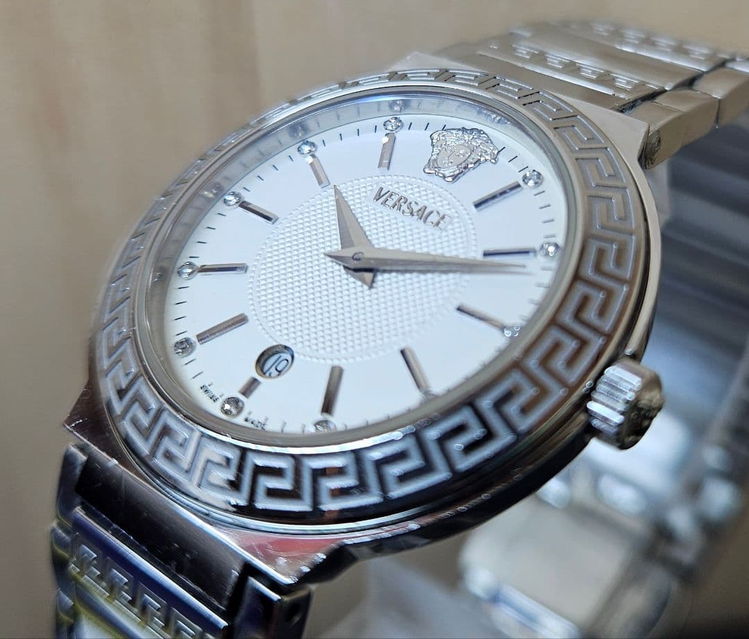 は*に様 VERSACE レディース 腕時計ZSQ 11Pダイヤ　クォーツ