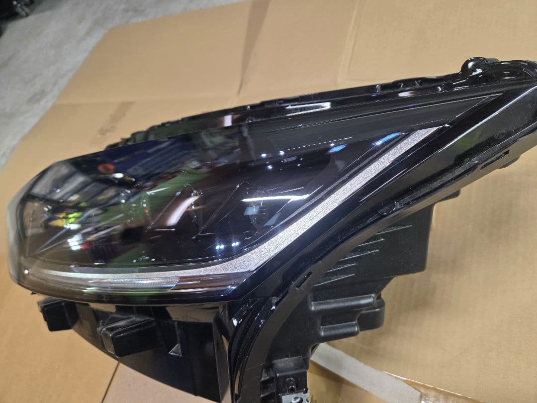 日産 E13ノート左側ヘッドランプ 部番26075-6XK4A