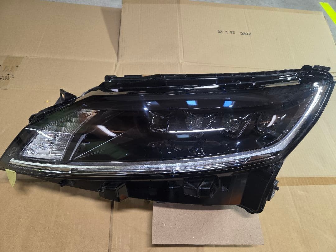 日産 E13ノート左側ヘッドランプ 部番26075-6XK4A