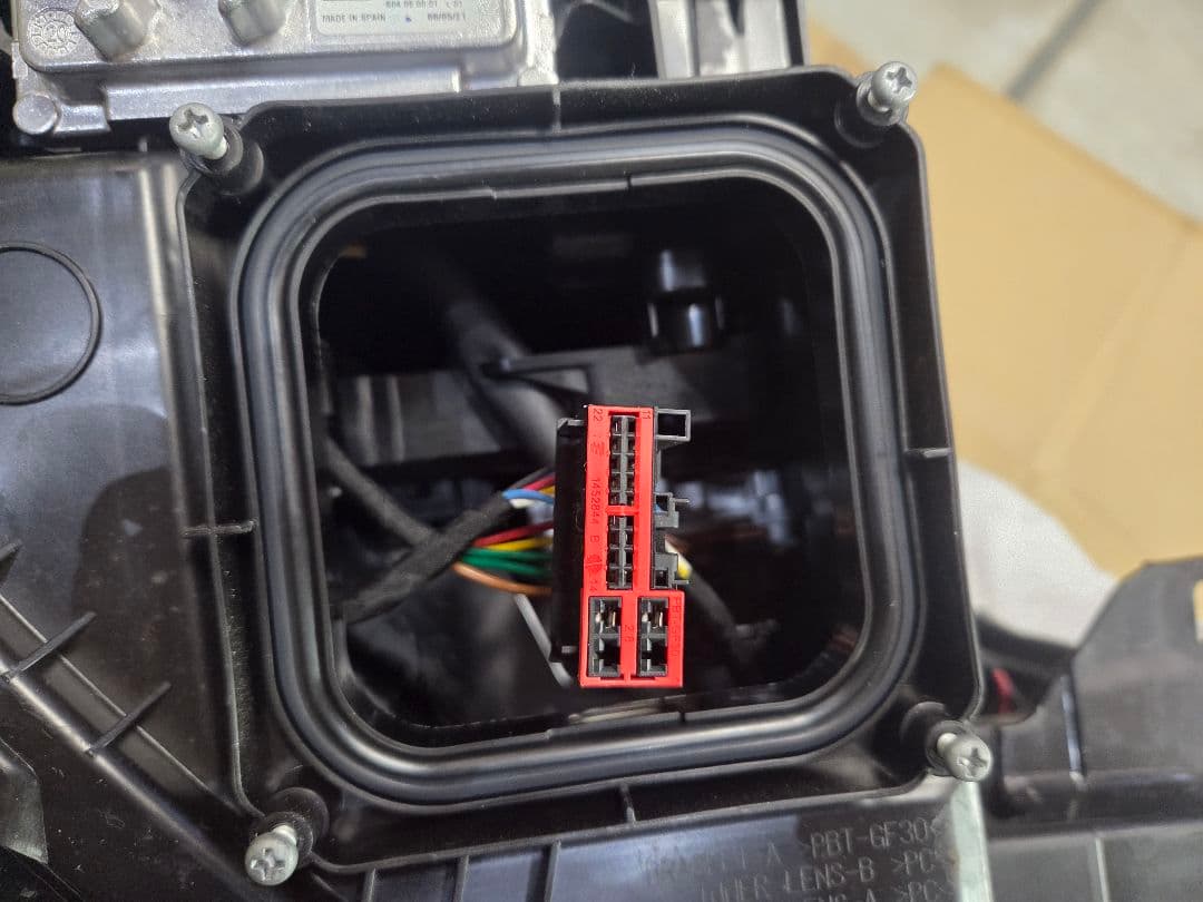 日産 E13ノート左側ヘッドランプ 部番26075-6XK4A