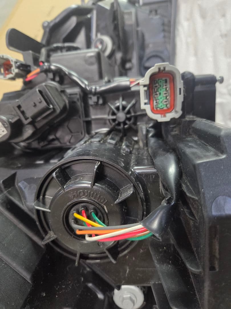 日産 E13ノート左側ヘッドランプ 部番26075-6XK4A