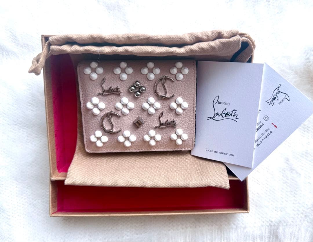 【正規品】クリスチャン・ルブタン★二つ折り財布★ピンク★美品★箱とリボン付き