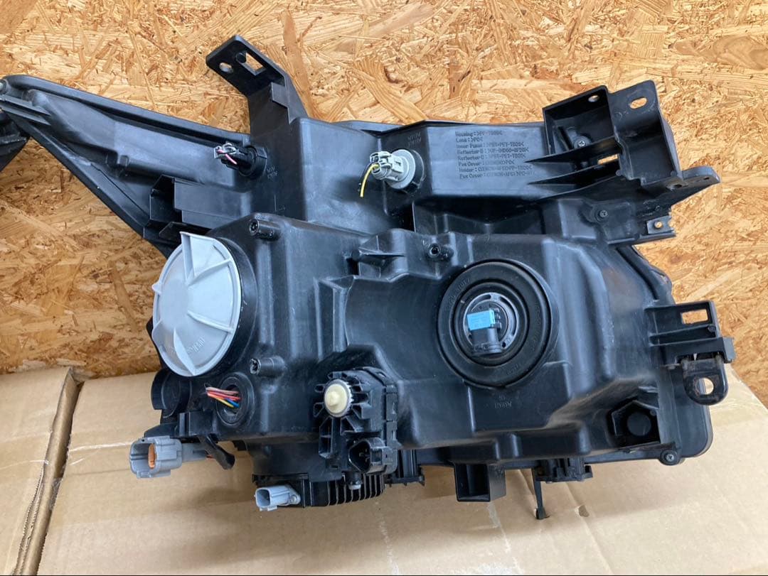 エルグランド 左右純正ヘッドライトPNE52前期 バラスト付き100-23009