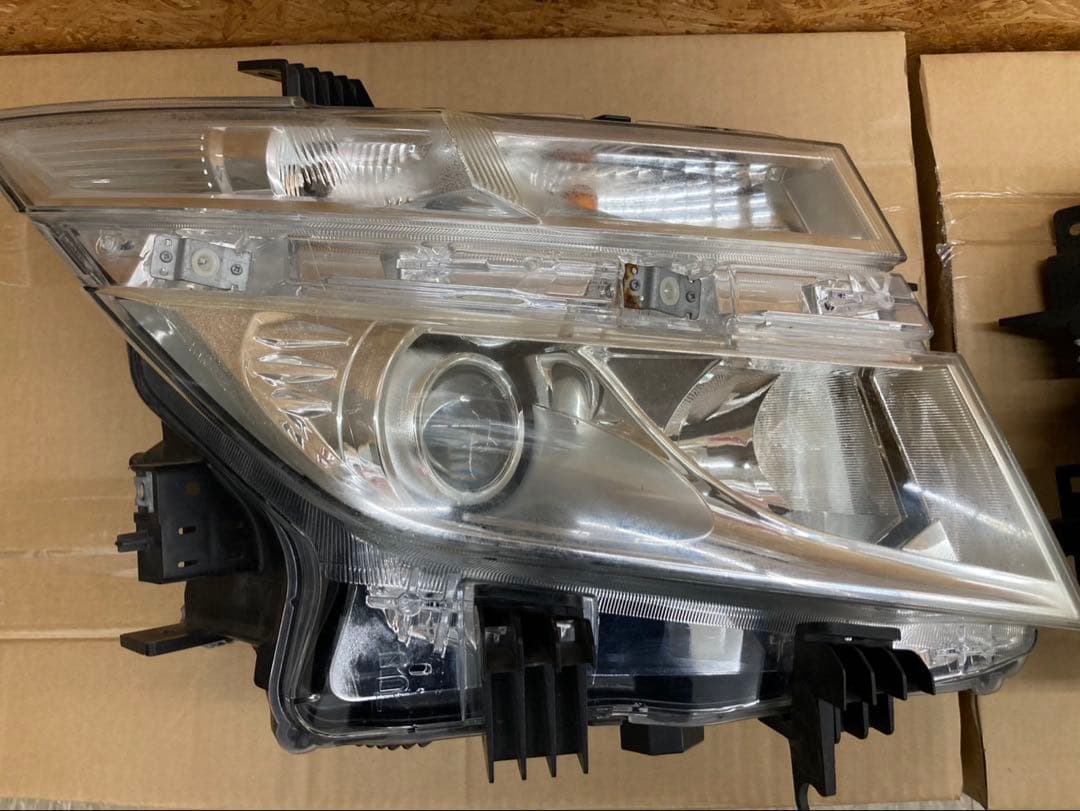 エルグランド 左右純正ヘッドライトPNE52前期 バラスト付き100-23009