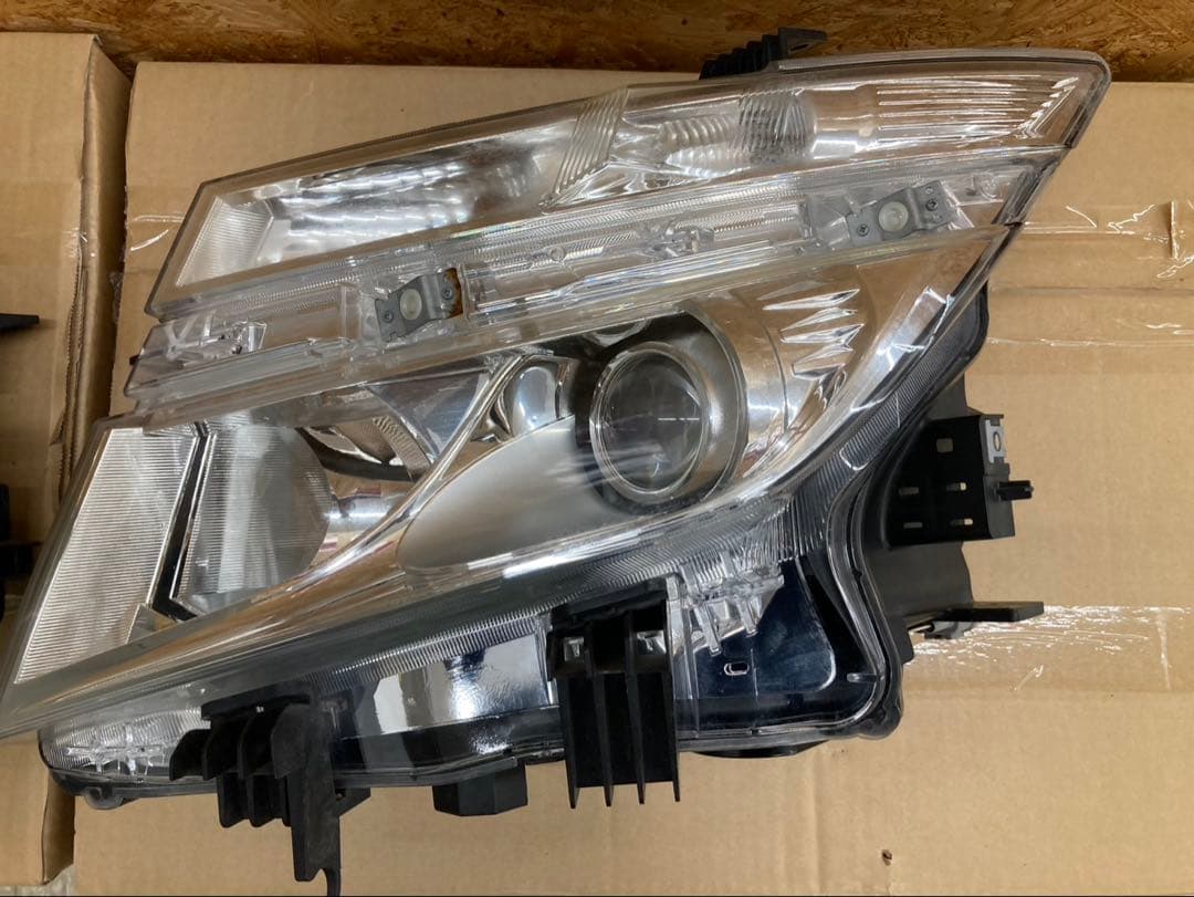 エルグランド 左右純正ヘッドライトPNE52前期 バラスト付き100-23009