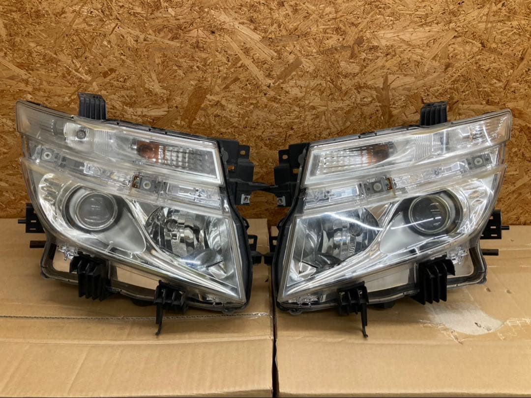 エルグランド 左右純正ヘッドライトPNE52前期 バラスト付き100-23009