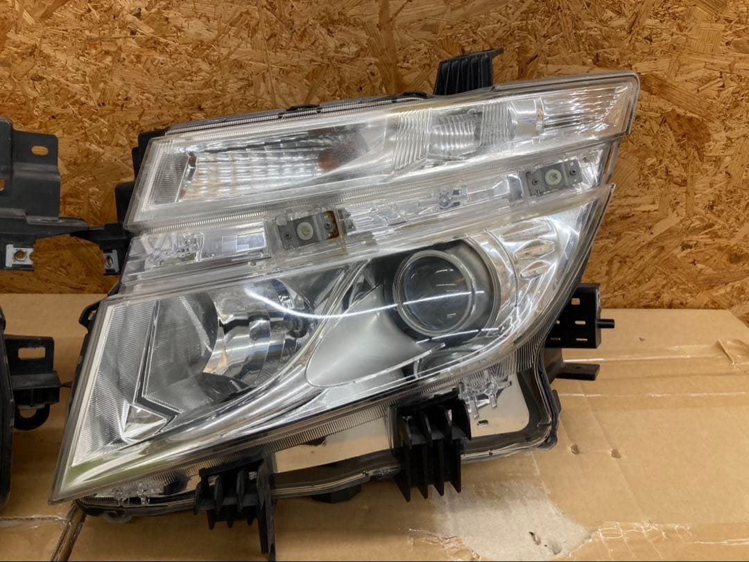 エルグランド 左右純正ヘッドライトPNE52前期 バラスト付き100-23009