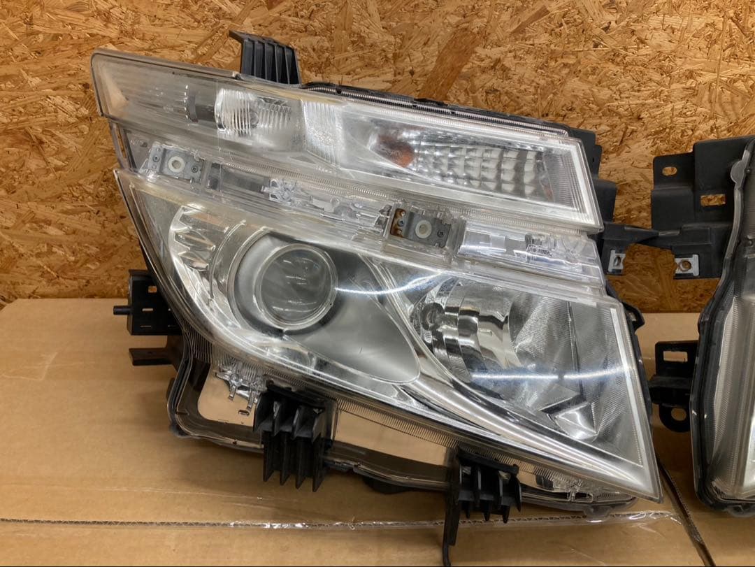 エルグランド 左右純正ヘッドライトPNE52前期 バラスト付き100-23009