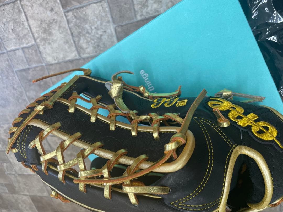 one of the answer 限定　プロ支給品　万波中正　外野用