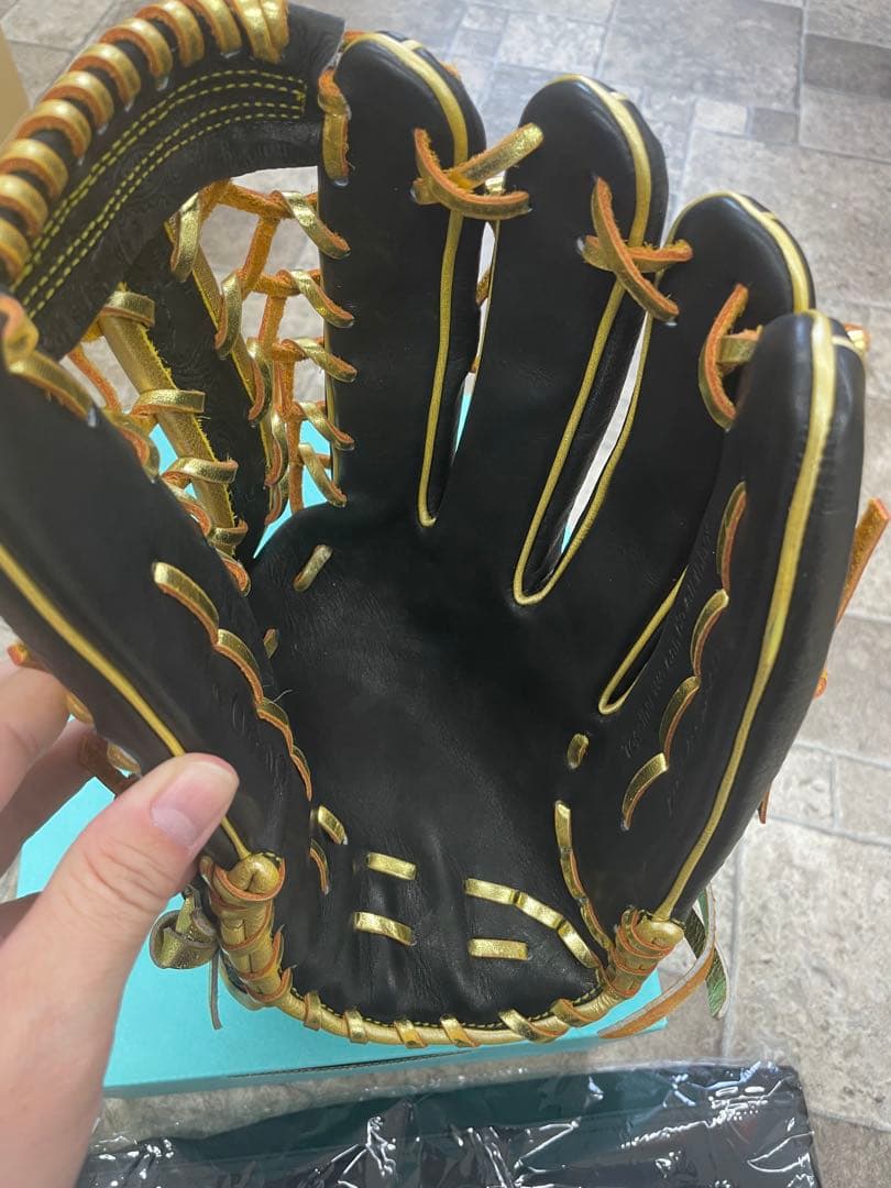 one of the answer 限定　プロ支給品　万波中正　外野用