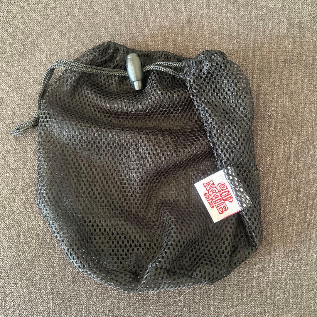 カップヌードル ステンレスマグカップ、黒ハンドル