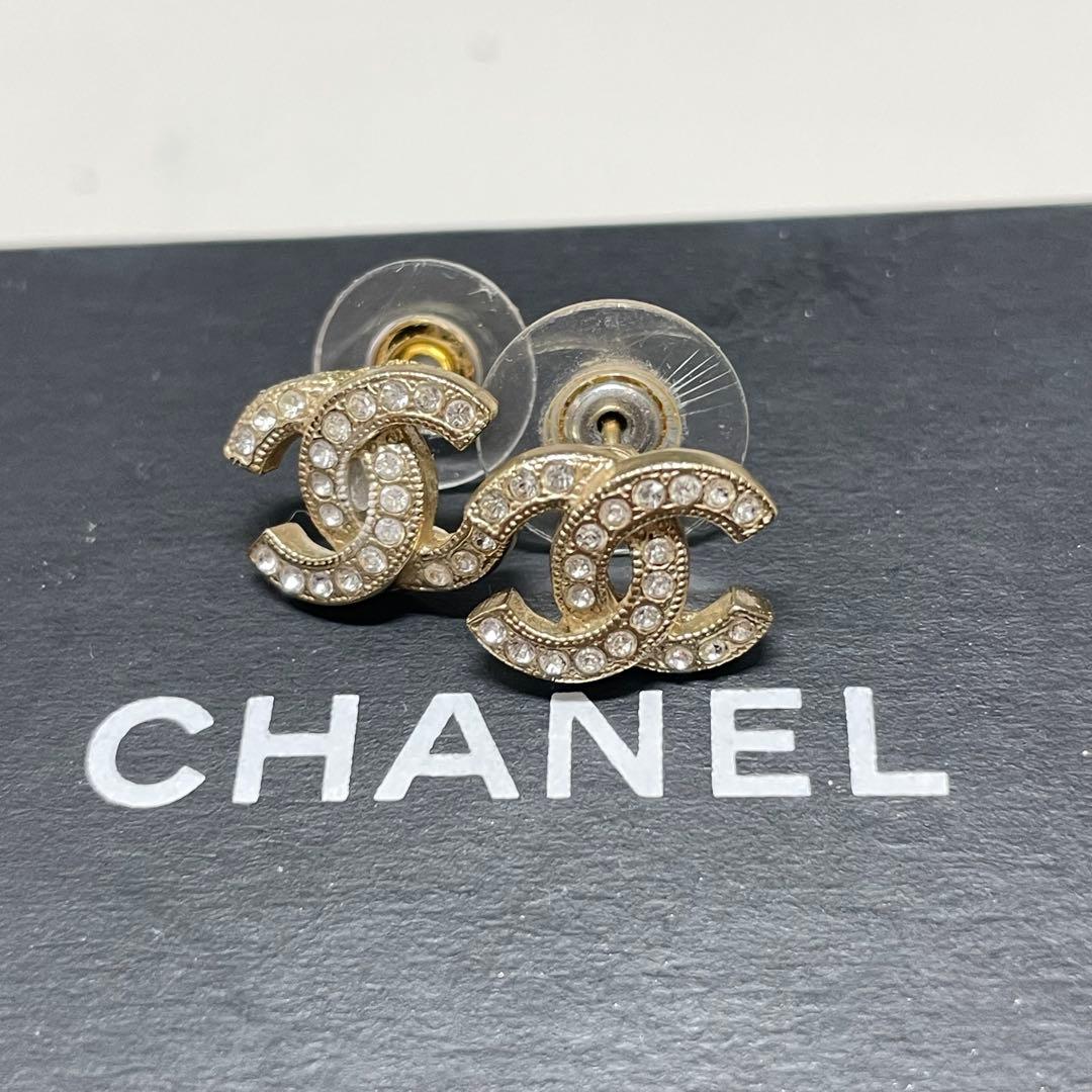 な*み様 CHANEL ココマークロゴ クリスタルスタッドピアス