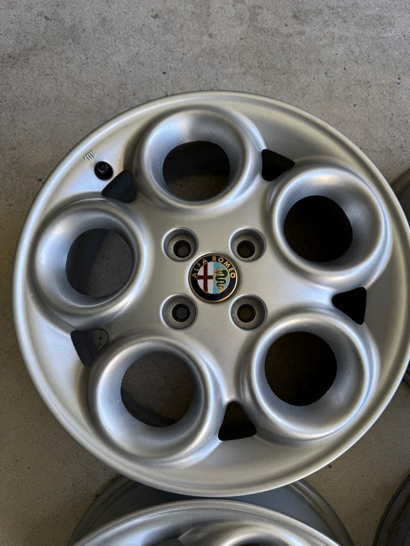 c*j様 最終値下げ美品アルファロメオ 145純正 4本 15インチ 4穴6J流