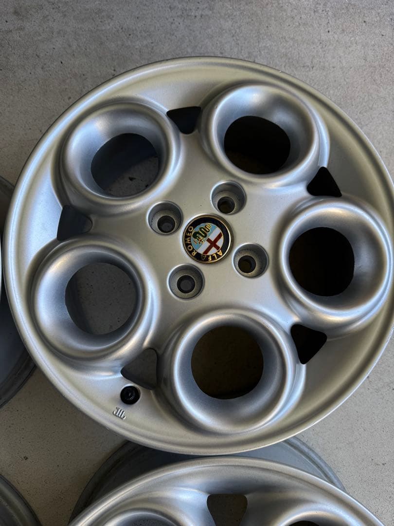c*j様 最終値下げ美品アルファロメオ 145純正 4本 15インチ 4穴6J流