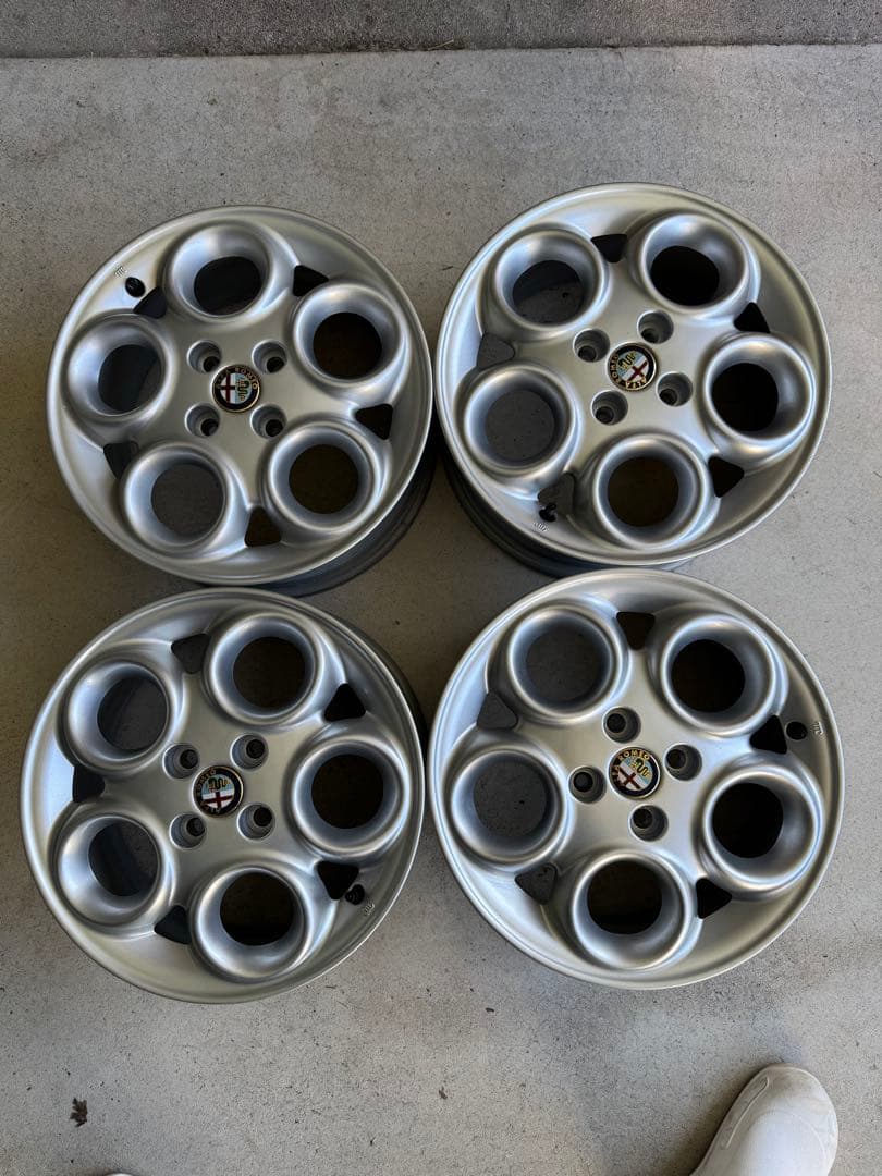 c*j様 最終値下げ美品アルファロメオ 145純正 4本 15インチ 4穴6J流