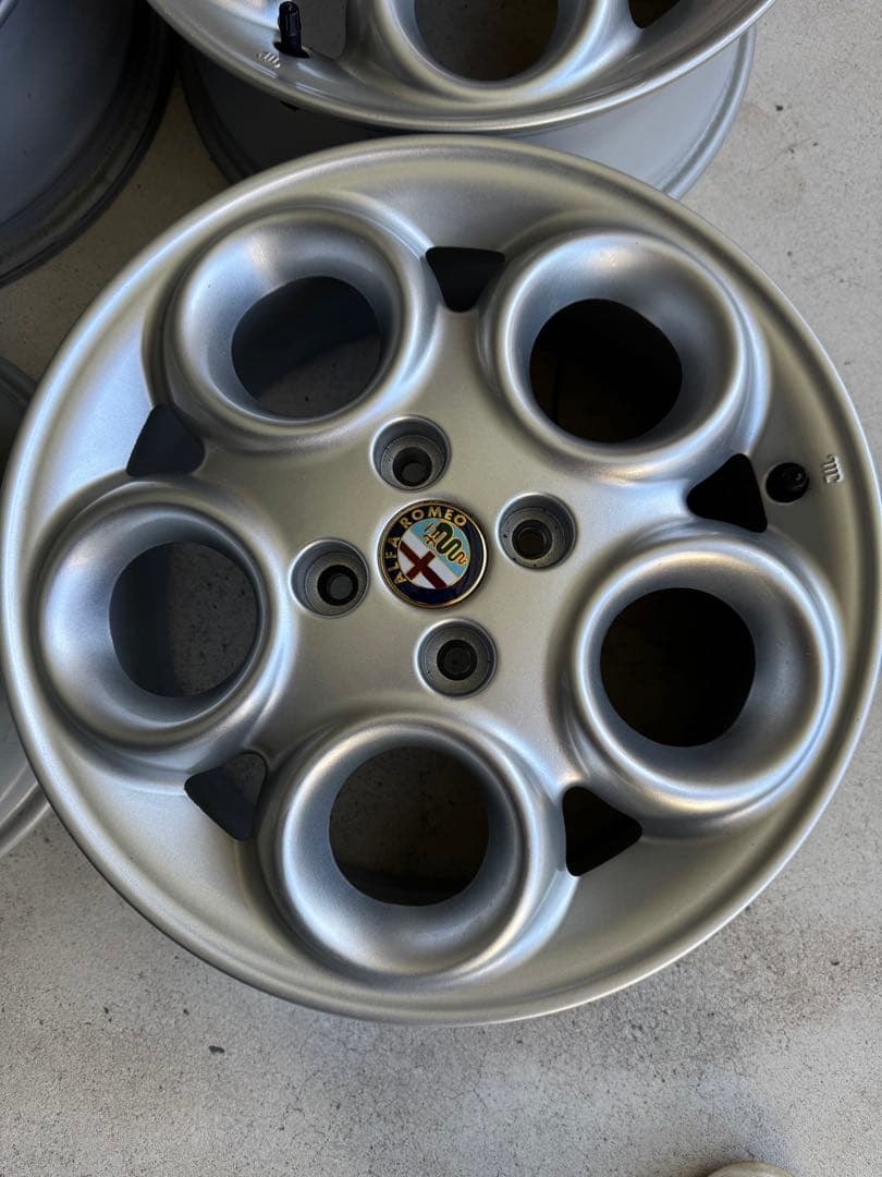 c*j様 最終値下げ美品アルファロメオ 145純正 4本 15インチ 4穴6J流