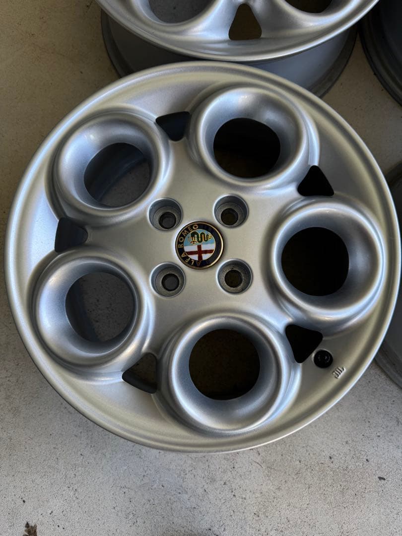 c*j様 最終値下げ美品アルファロメオ 145純正 4本 15インチ 4穴6J流