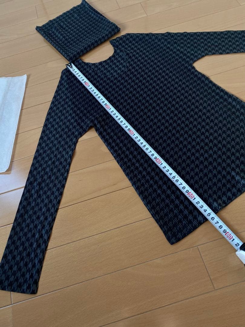 PLEATS PLEASE 黒とグレーのチェック柄　タートルネック付き