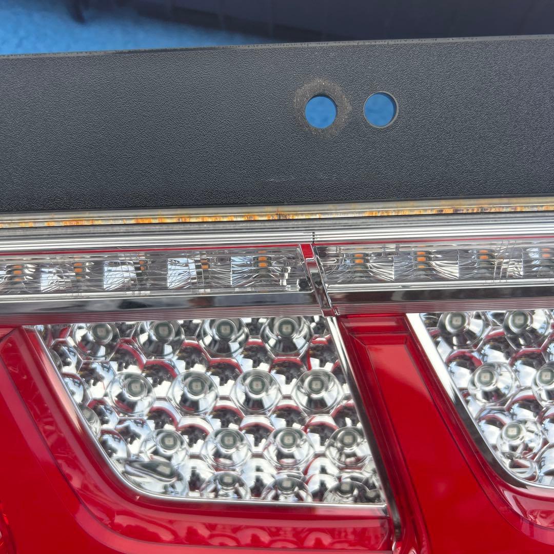 小糸LEDテールライト 左右セット いすゞ新車外し　ノーマルターン　25W