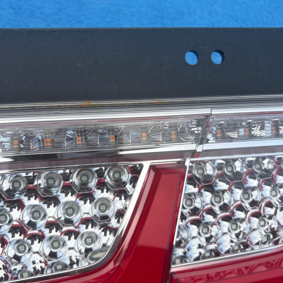 小糸LEDテールライト 左右セット いすゞ新車外し　ノーマルターン　25W