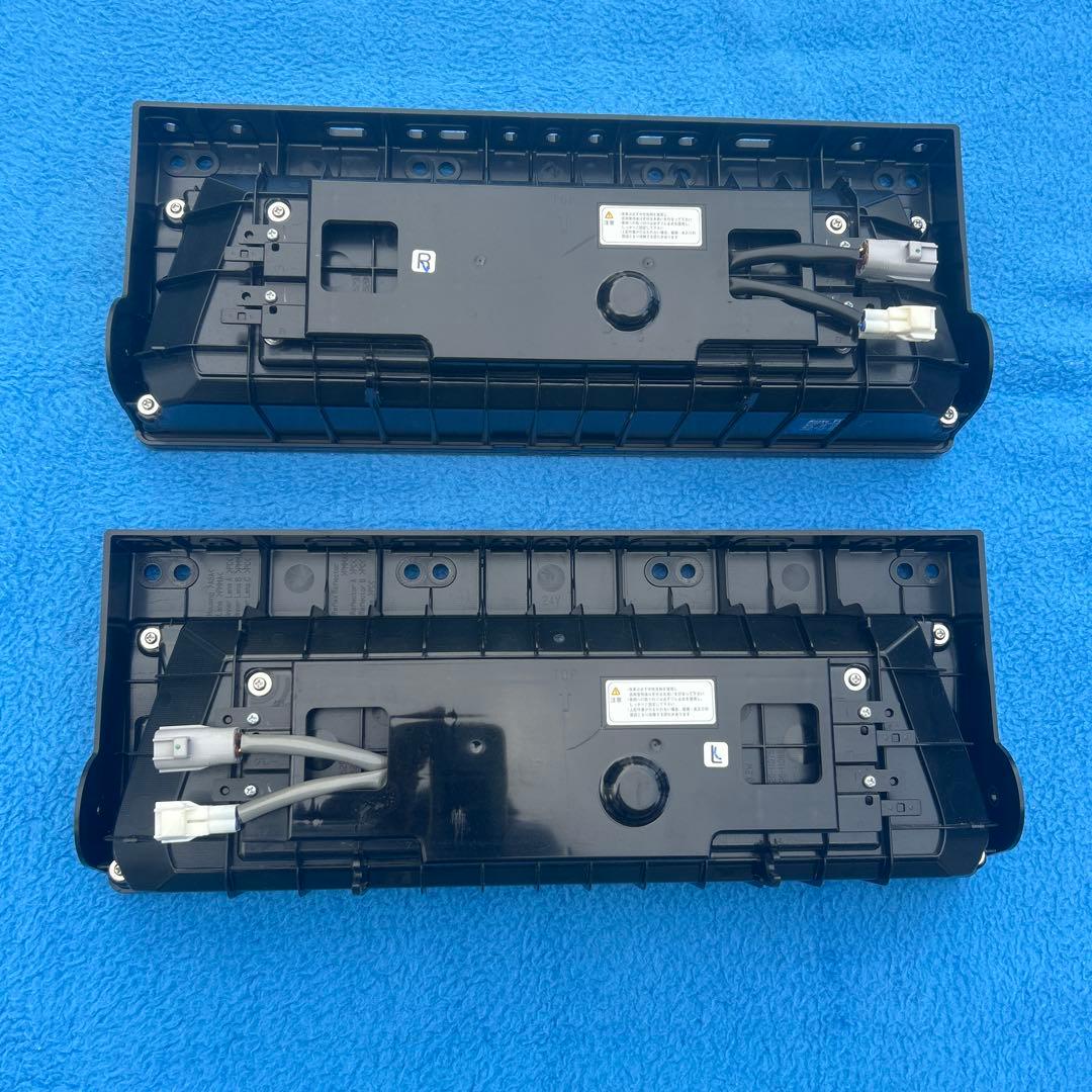 小糸LEDテールライト 左右セット いすゞ新車外し　ノーマルターン　25W