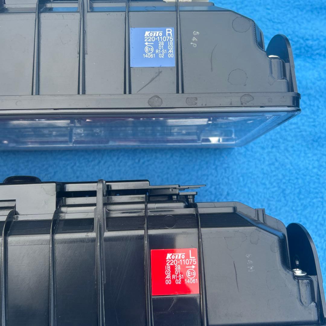 小糸LEDテールライト 左右セット いすゞ新車外し　ノーマルターン　25W