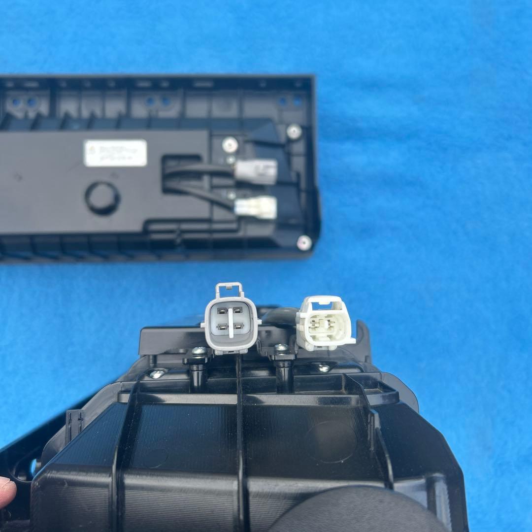 小糸LEDテールライト 左右セット いすゞ新車外し　ノーマルターン　25W