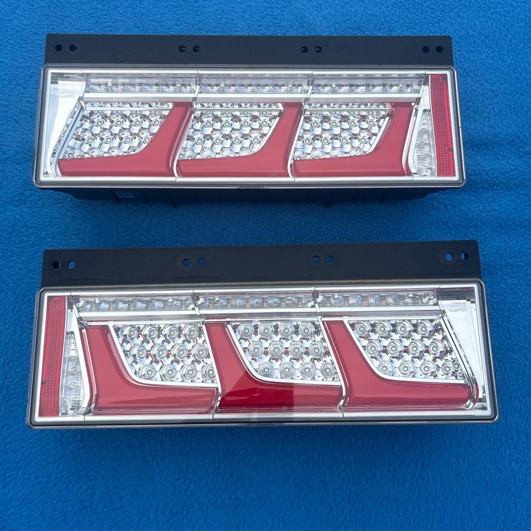 小糸LEDテールライト 左右セット いすゞ新車外し　ノーマルターン　25W