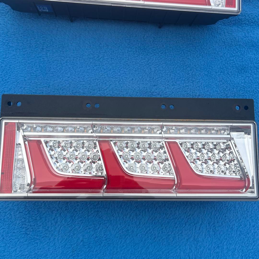 小糸LEDテールライト 左右セット いすゞ新車外し　ノーマルターン　25W