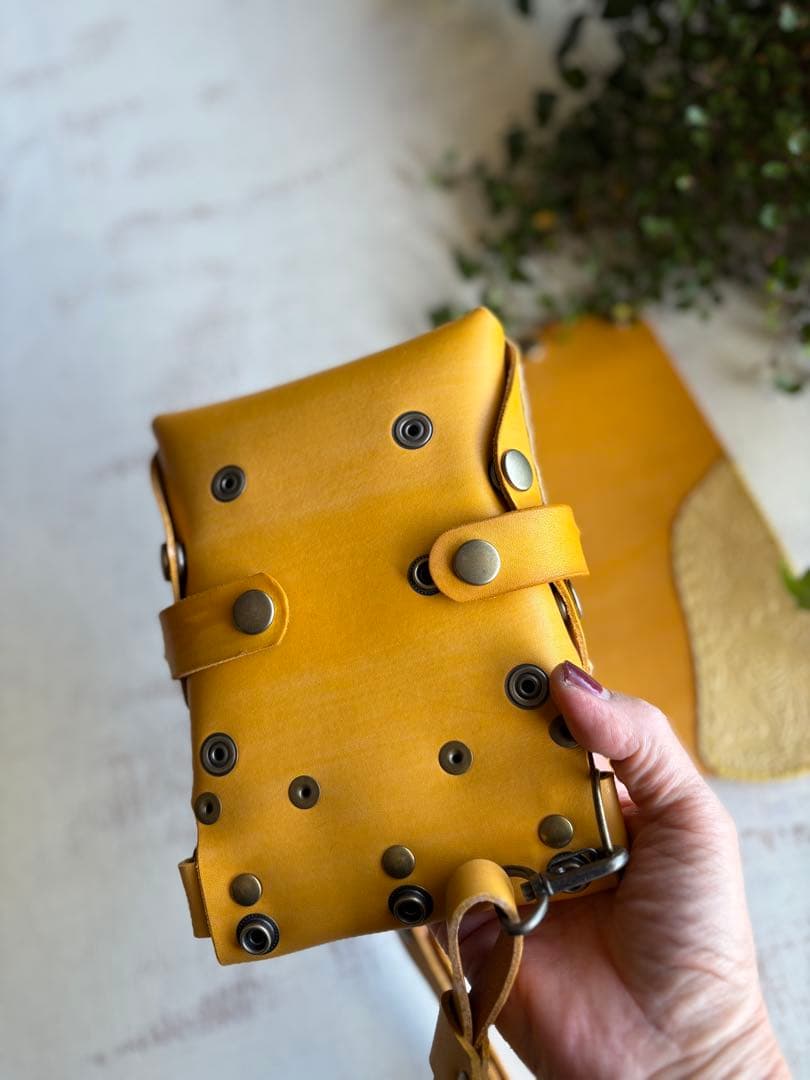 sakura 手染めイエロー、蝶型押しの蓋付きシザーケース