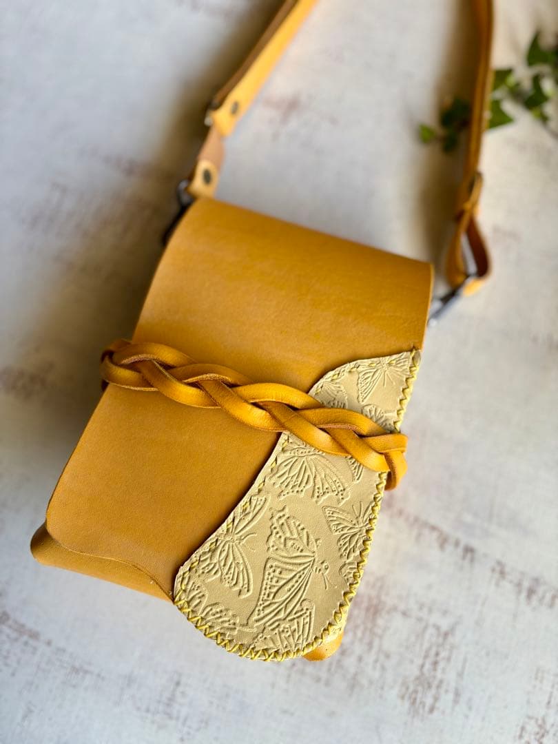 sakura 手染めイエロー、蝶型押しの蓋付きシザーケース