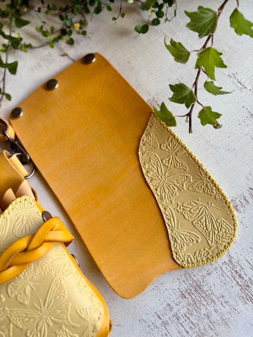 sakura 手染めイエロー、蝶型押しの蓋付きシザーケース