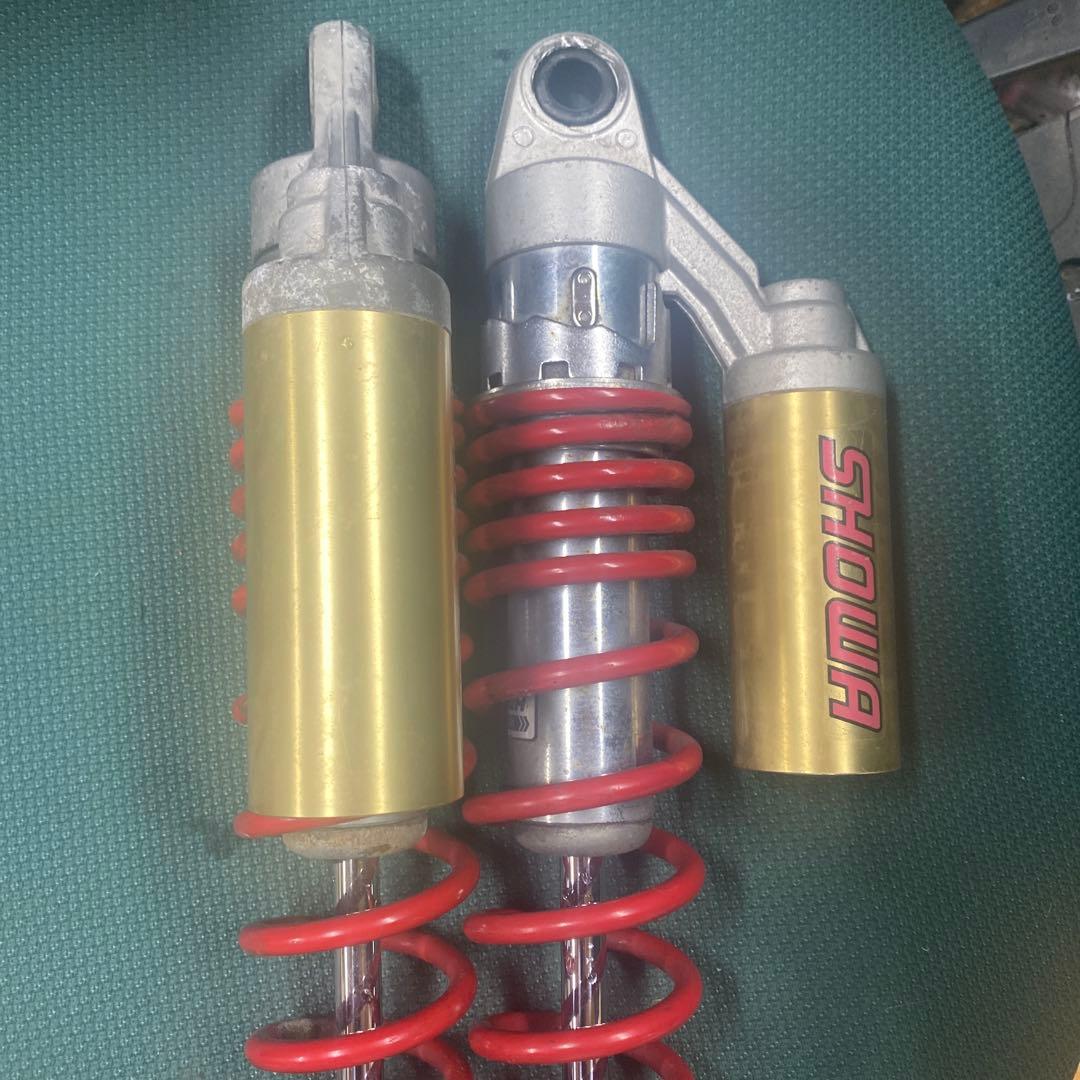 SHOWA サスペンション 2個セット 赤金