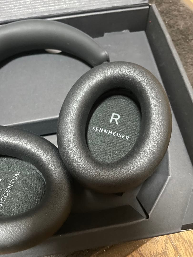 Sennheiser Accentum Wireless ヘッドホン（ケース付）