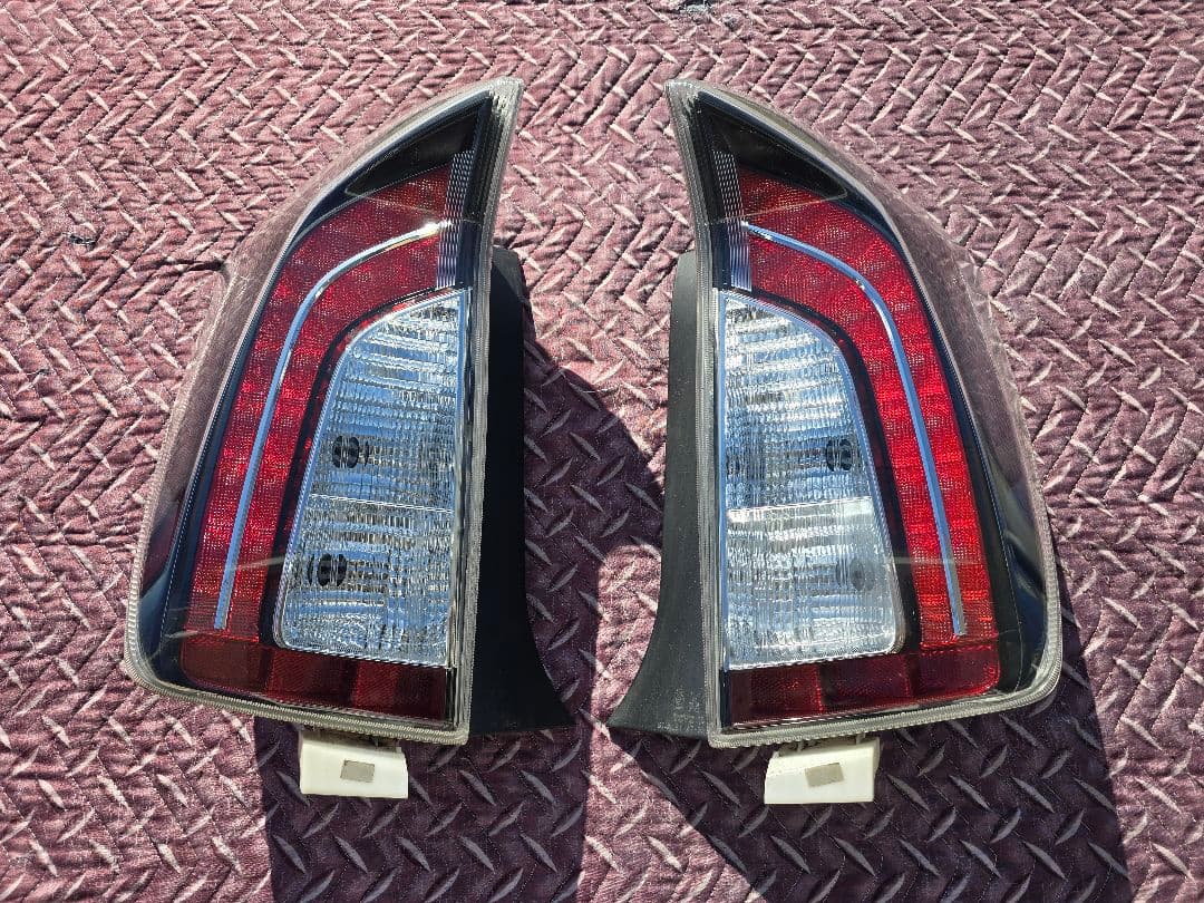 30プリウス G'z 純正テールランプ 左右セット！