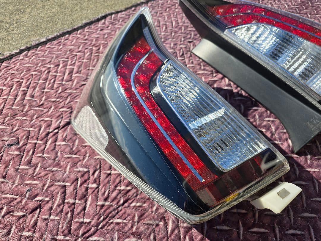 30プリウス G'z 純正テールランプ 左右セット！