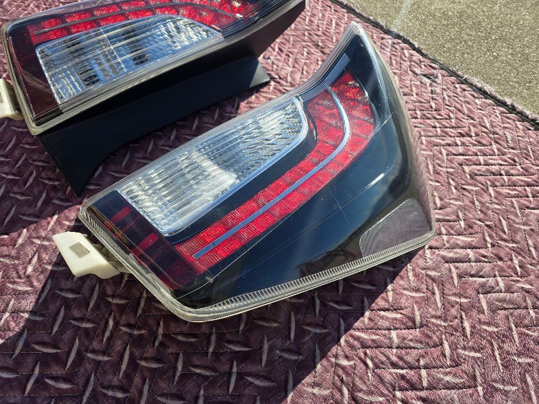 30プリウス G'z 純正テールランプ 左右セット！