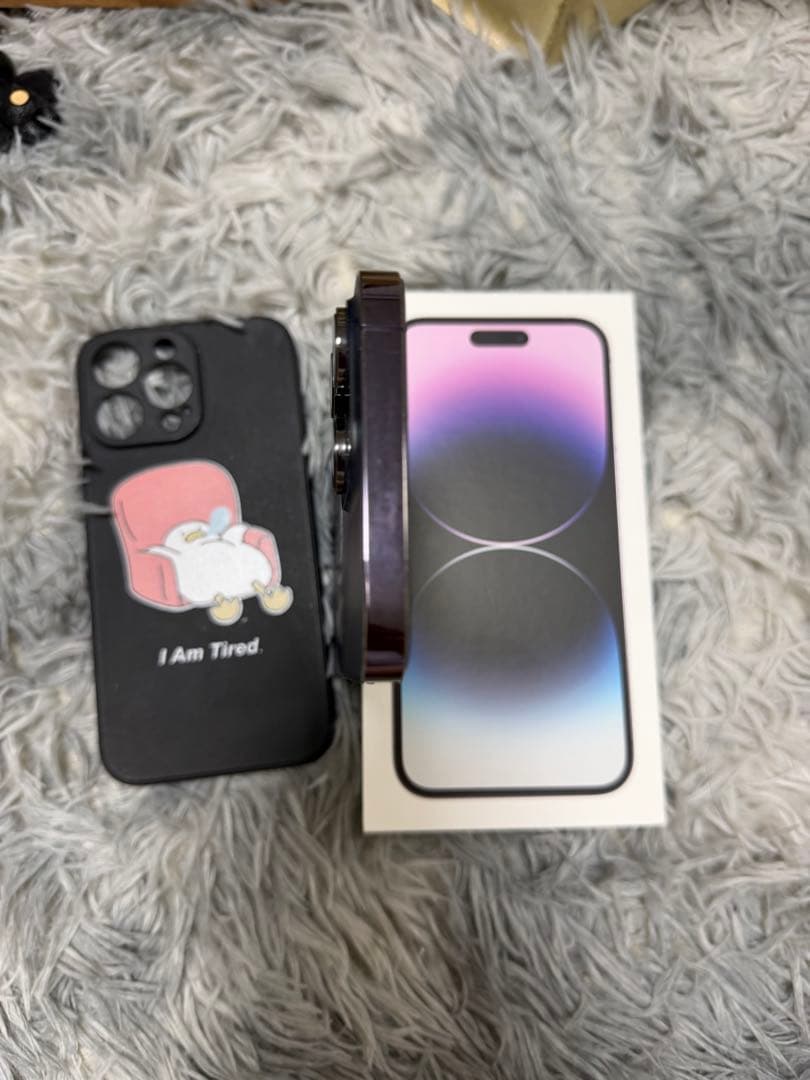 iPhone 14 Pro Max ディープ・パープルケース付き