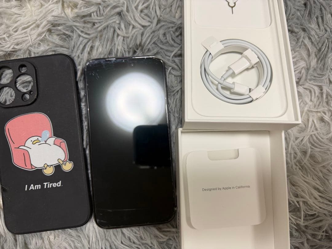 iPhone 14 Pro Max ディープ・パープルケース付き